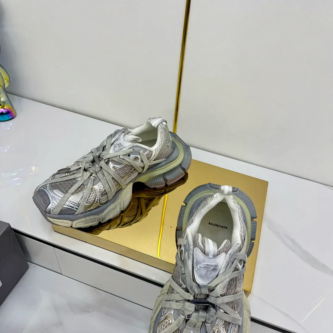 👟👟Ex-factory price 820👟👟 Balenciaga Balenciaga's latest popular 9th generation 3XL Sneaker Spider-Man series, couple's dad shoes, original purchase, development and production. Balenciaga 3XL Sneaker's overall shoe shape draws on the creative ideas of Balenciaga Track and Balenciaga Runner. It is equivalent to removing the outer frame of the Track shoe body while inheriting the streamlined shape and shape of the Runner. Track flat toe, new color matching, the entire shoe body is integrated into the spider binding shoelace design decoration, the exaggerated shape is more prominent. Fabric: original customized imported technical fabric + mesh inner lining: original customized breathable mesh lining. Outsole: original molded 5-layer ultra-light MD combination rubber sole. Bottom thickness: 5CM. Size: 35-45. Original packaging.